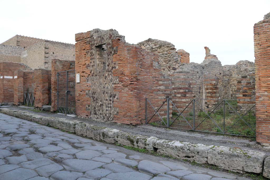 VI.3.4, Pompeii, on right. December 2018.
Looking north-east to entrances on Via Consolare, from VI.3.1, VI.3.2, VI.3.3 and VI.3.4. Photo courtesy of Aude Durand.