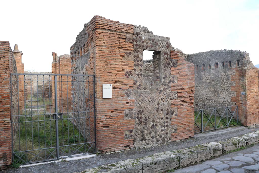 VI.3.4, Pompeii, on right. December 2018.
Looking east to entrances on Via Consolare, with VI.3.3, on left. Photo courtesy of Aude Durand.
