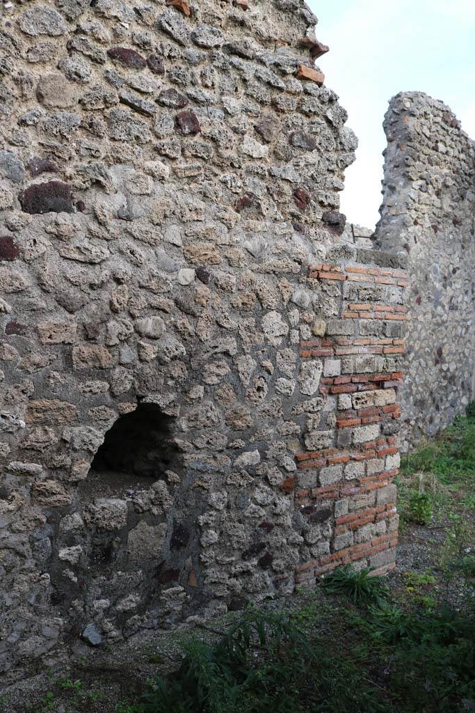 VI.3.4 Pompeii. December 2018.
Looking towards east wall with niche in room on the north side of the shop.Photo courtesy of Aude Durand.