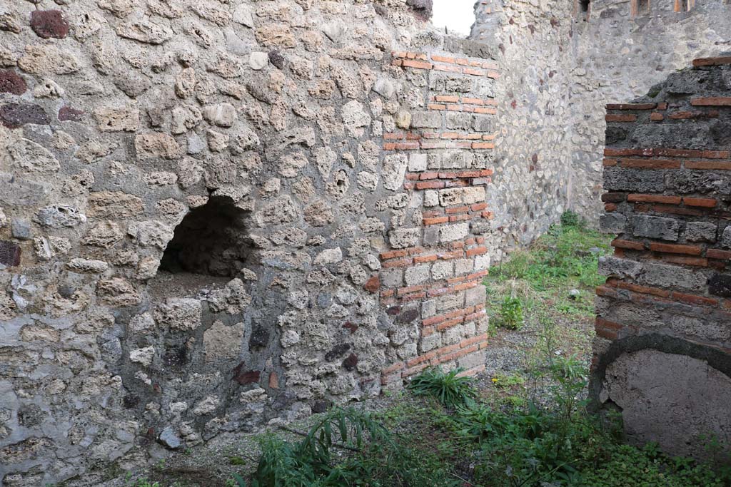 VI.3.4 Pompeii. December 2018.
Looking towards east wall with niche and doorway to shop in south wall of side room. Photo courtesy of Aude Durand.
60304 IMG_0716 Aude Durand.