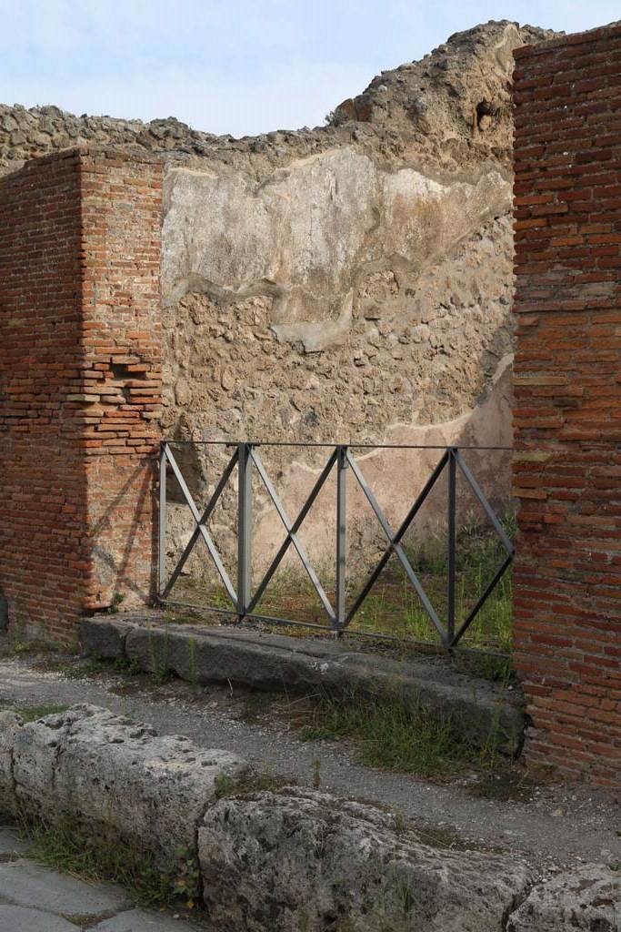 VI.3.6 Pompeii. December 2018.
Looking towards north wall of shop. Photo courtesy of Aude Durand.