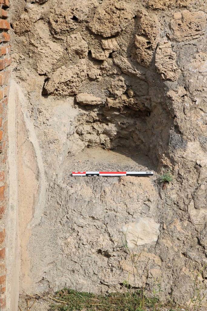 VI.3.6 Pompeii. December 2018.
Detail of niche in north wall near entrance doorway. Photo courtesy of Aude Durand.