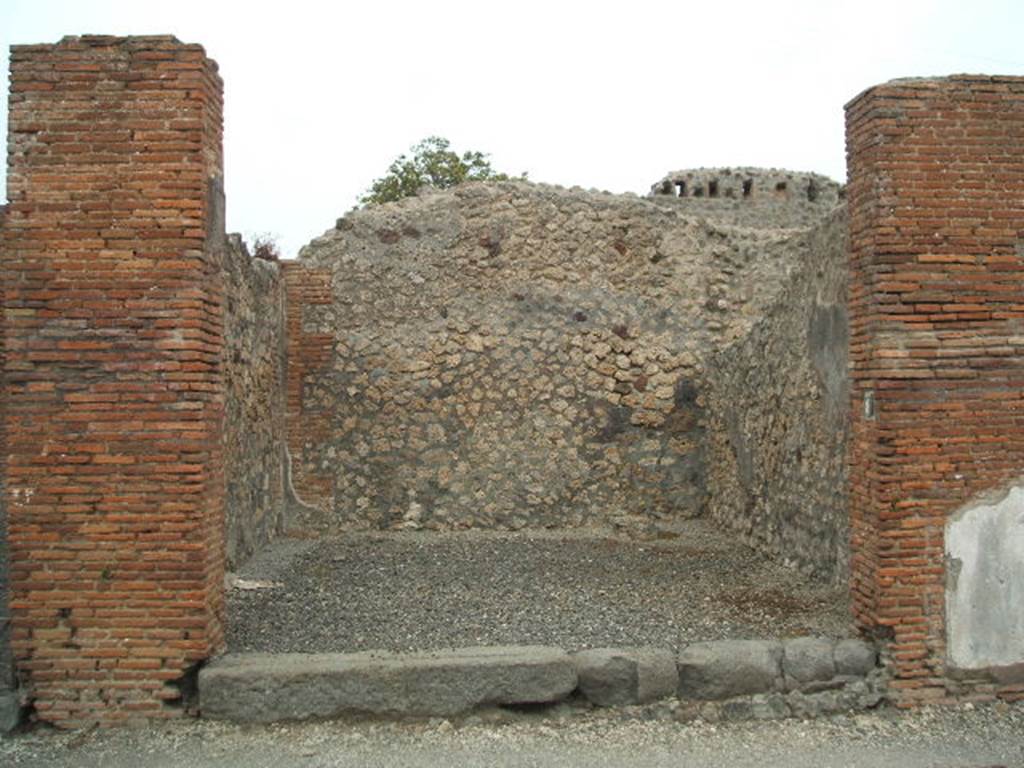 VI.3.8 Pompeii. May 2005. Entrance doorway, looking east. According to Fiorelli and Eschebach, this shop had a stairs to an upper floor at the rear right (south). Nearby and under the stairs would have been a latrine.
See Pappalardo, U., 2001. La Descrizione di Pompei per Giuseppe Fiorelli (1875). Napoli: Massa Editore.(p.52). See Eschebach, L., 1993. Gebäudeverzeichnis und Stadtplan der antiken Stadt Pompeji. Köln: Böhlau. (p.163)