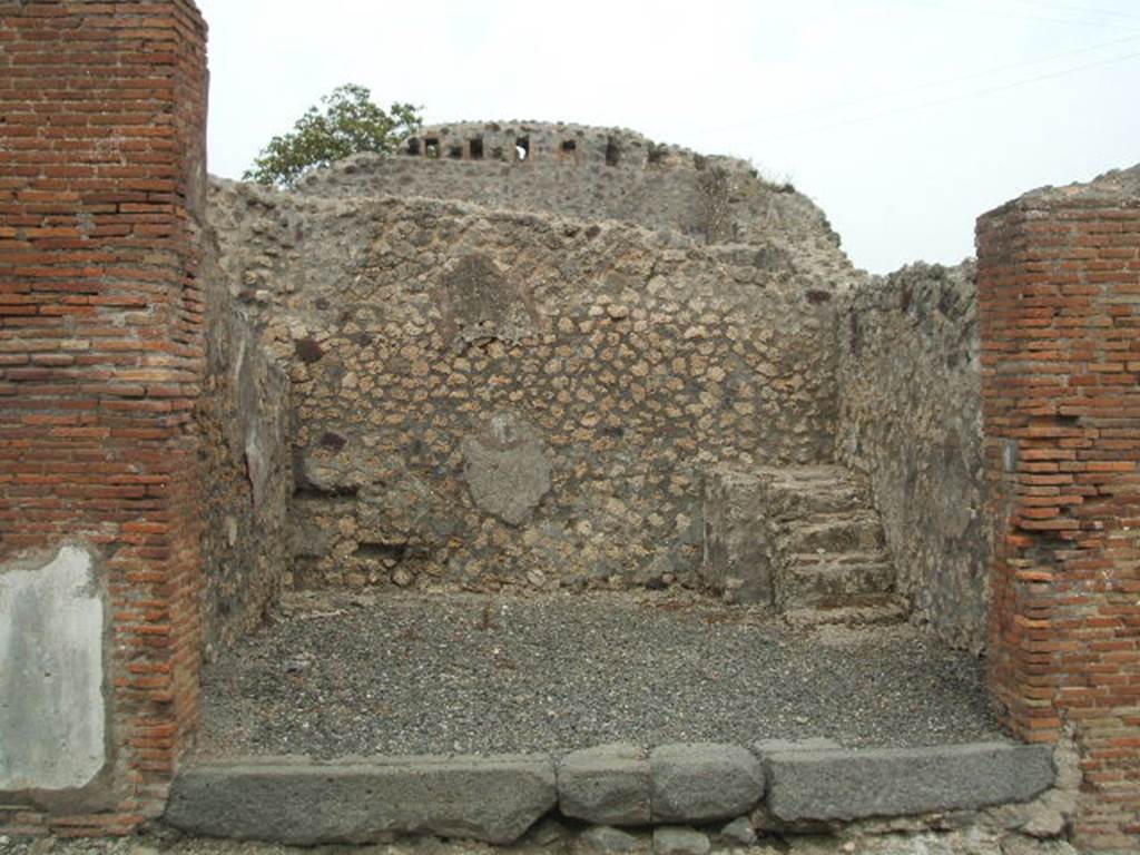 VI.3.9 Pompeii. May 2005. Entrance doorway, looking east across shop.
Site of latrine in north east corner, and four masonry steps to upper floor in south east corner. See Eschebach, L., 1993. Gebäudeverzeichnis und Stadtplan der antiken Stadt Pompeji. Köln: Böhlau. (p.163). According to Fiorelli, this shop had stairs and a latrine.
See Pappalardo, U., 2001. La Descrizione di Pompei per Giuseppe Fiorelli (1875). Napoli: Massa Editore.(p.52). According to Hobson, there is no evidence of a latrine. See Hobson, B. 2009. Pompeii, Latrines and Down Pipes. Oxford, Hadrian Books, (p.196)