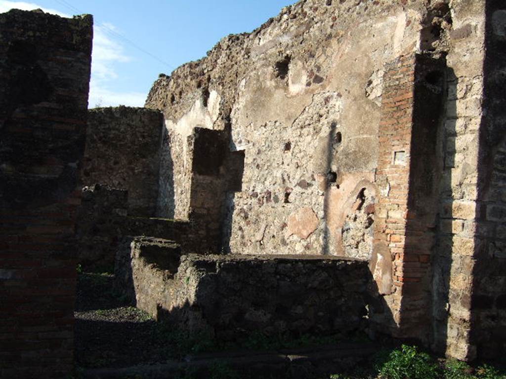 VI.3.24 Pompeii. December 2004. North wall, according to both Eschebach and Fiorelli, this had two shelves near the lararium niche. See Pappalardo, U., 2001. La Descrizione di Pompei per Giuseppe Fiorelli (1875). Napoli: Massa Editore. (p.53) See Eschebach, L., 1993. Gebäudeverzeichnis und Stadtplan der antiken Stadt Pompeji. Köln: Böhlau. (p.166)