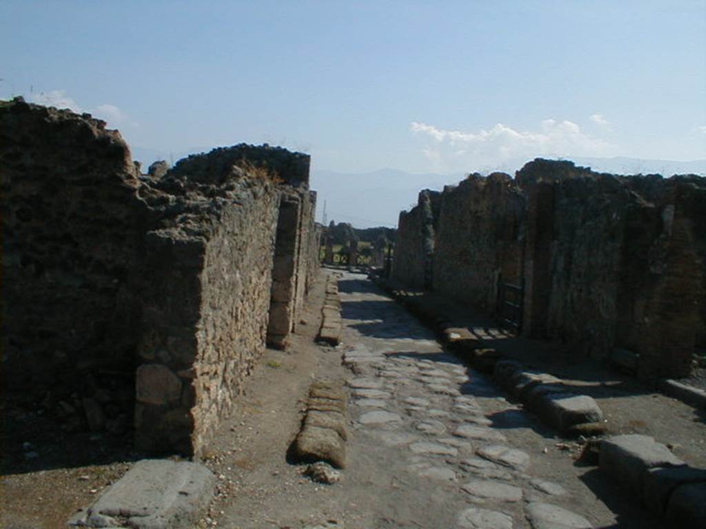 VI.6 Pompeii. September 2005. Vicolo di Modesto, looking south. VI.3.24