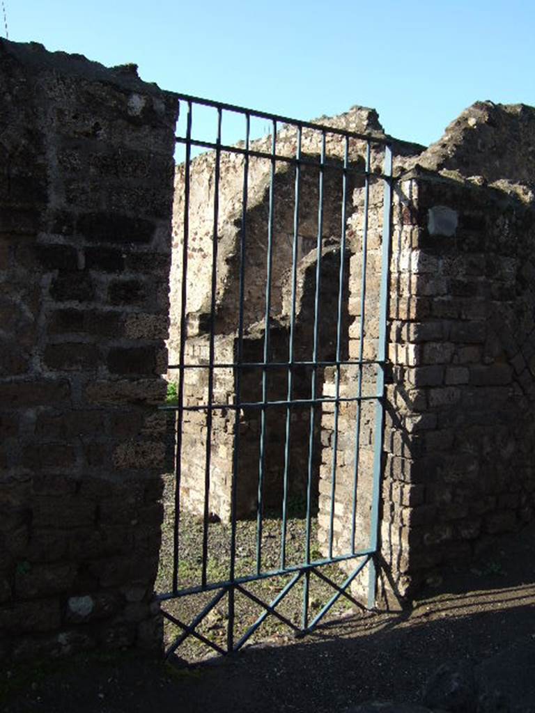 VI.3.25 Pompeii. December 2005. Entrance doorway, looking west.