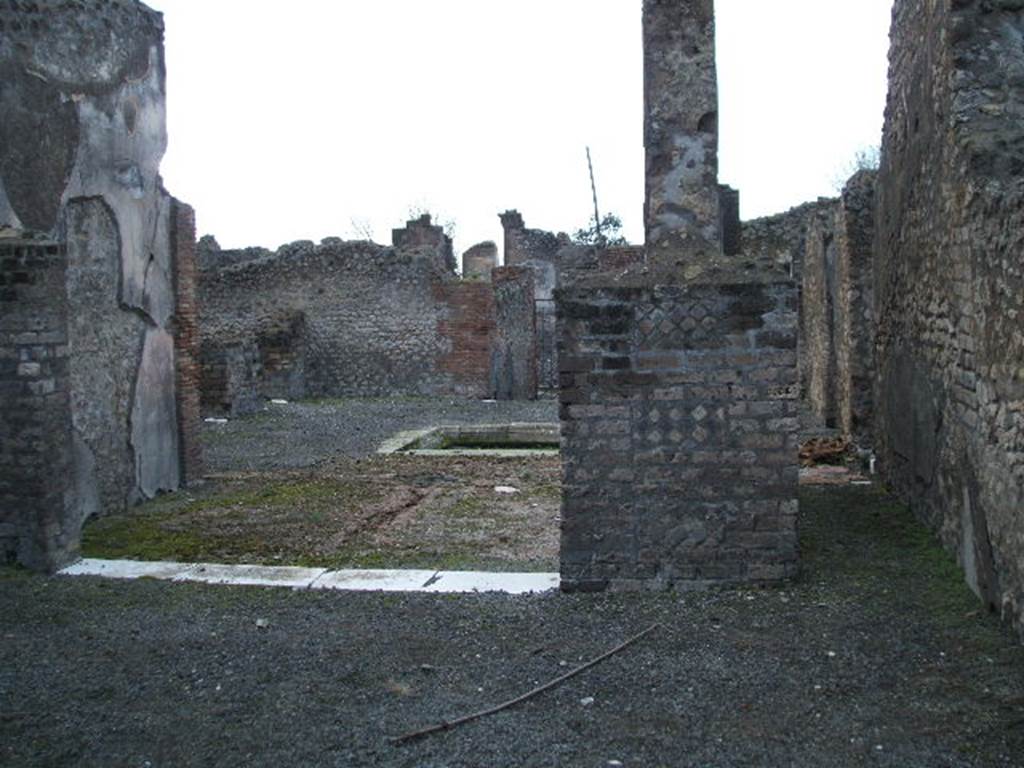 VI.3.25 Pompeii. December 2004. Looking west across small garden towards tablinum, and atrium. On the right is the corridor with doorway to oecus.