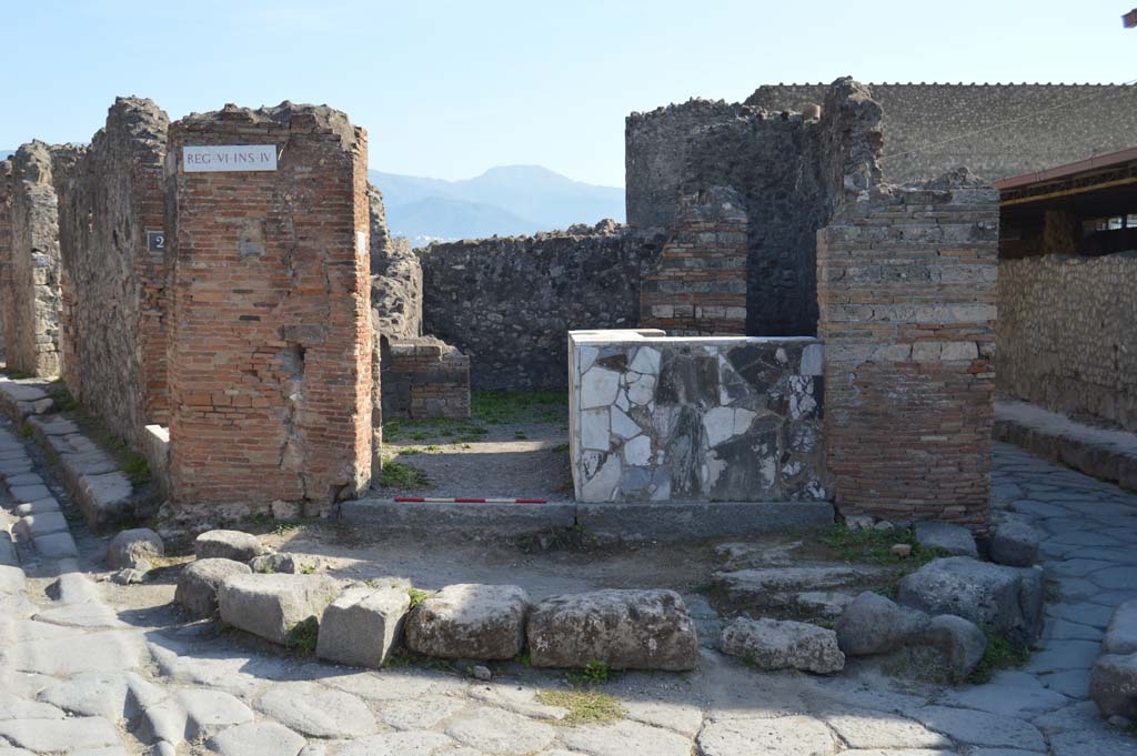 VI.4.1 Pompeii. October 2017. Looking south to entrance doorway.
Foto Taylor Lauritsen, ERC Grant 681269 D�COR.
