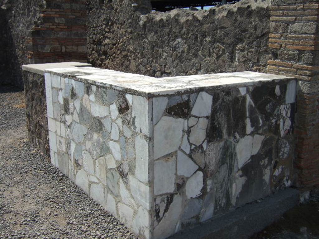 VI.4.1 Pompeii. May 2006. Two-sided marble counter without urns, but with hearth or oven. According to Eschebach, this had a three-sided counter.
See Eschebach, L., 1993. Geb�udeverzeichnis und Stadtplan der antiken Stadt Pompeji. K�ln: B�hlau. (p.166)
