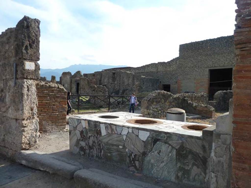 VI.4.8 Pompeii. September 2015. Looking south-west across entrance on Via Consolare.