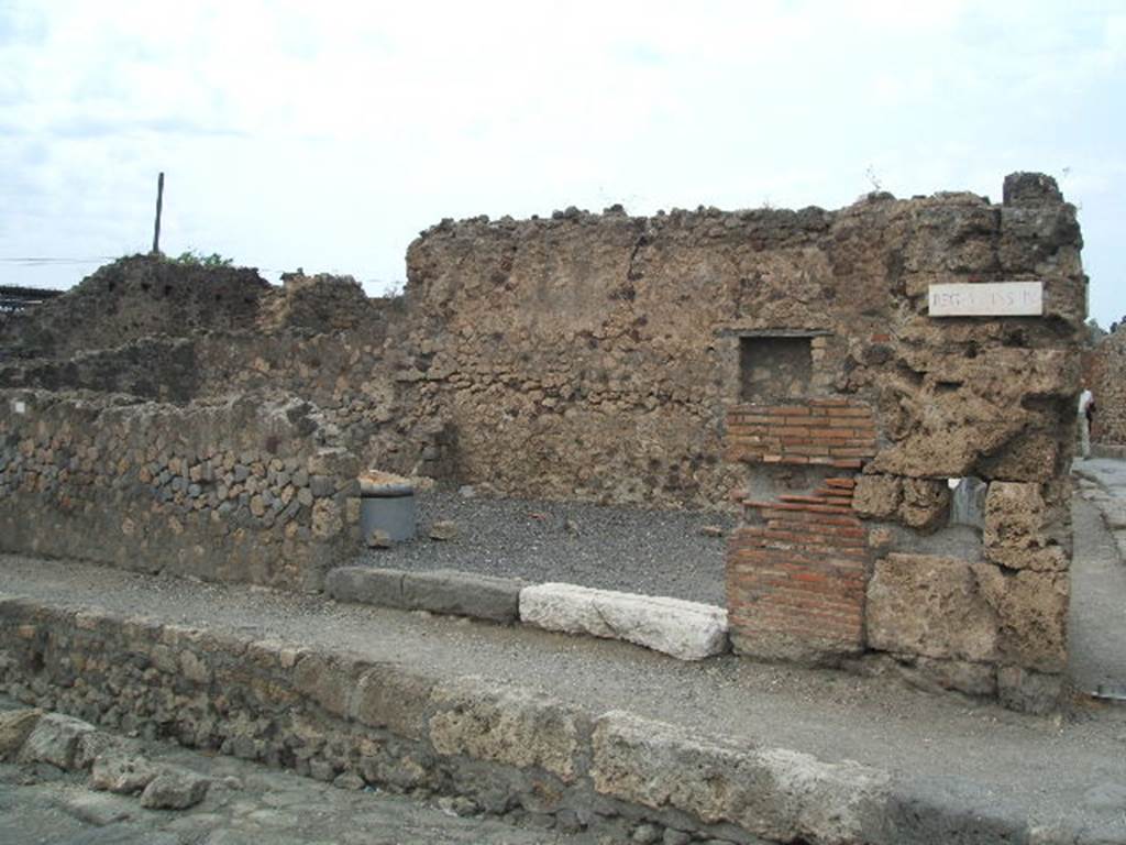 VI.4.9 Pompeii. May 2005. Entrance doorway from Via delle Terme. According to Garcia y Garcia, this area was nearly all destroyed by the bombing in 1943.
The bomb provoked the total fall of the walls, internal and external onto Via Consolare, between the north wall and on its east side.
See Garcia y Garcia, L., 2006. Danni di guerra a Pompei. Rome: L’Erma di Bretschneider. (p.75)