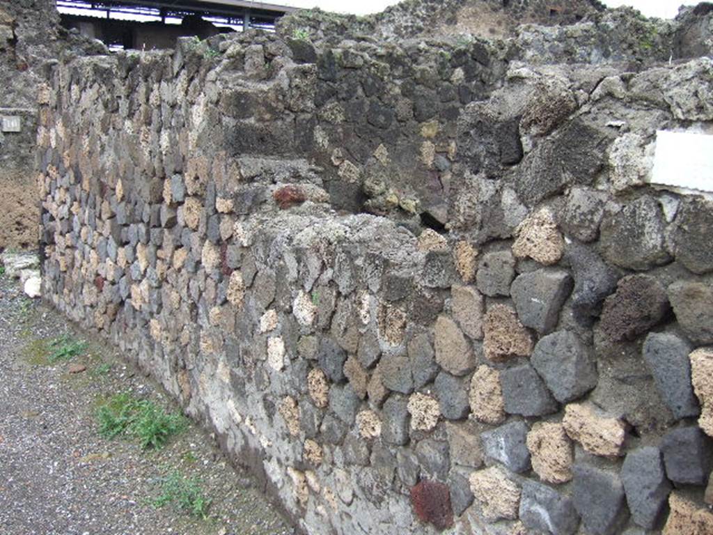 VI.4.9 Pompeii. December 2005. Blocked entrance shown as VI.4.10 on Eschebach plan. Now, it would appear to be a rear entrance to VI.4.8 and VI.4.9, but according to Fiorelli, it was a stairs to an upper independent dwelling. See Pappalardo, U., 2001. La Descrizione di Pompei per Giuseppe Fiorelli (1875). Napoli: Massa Editore. (p.53)