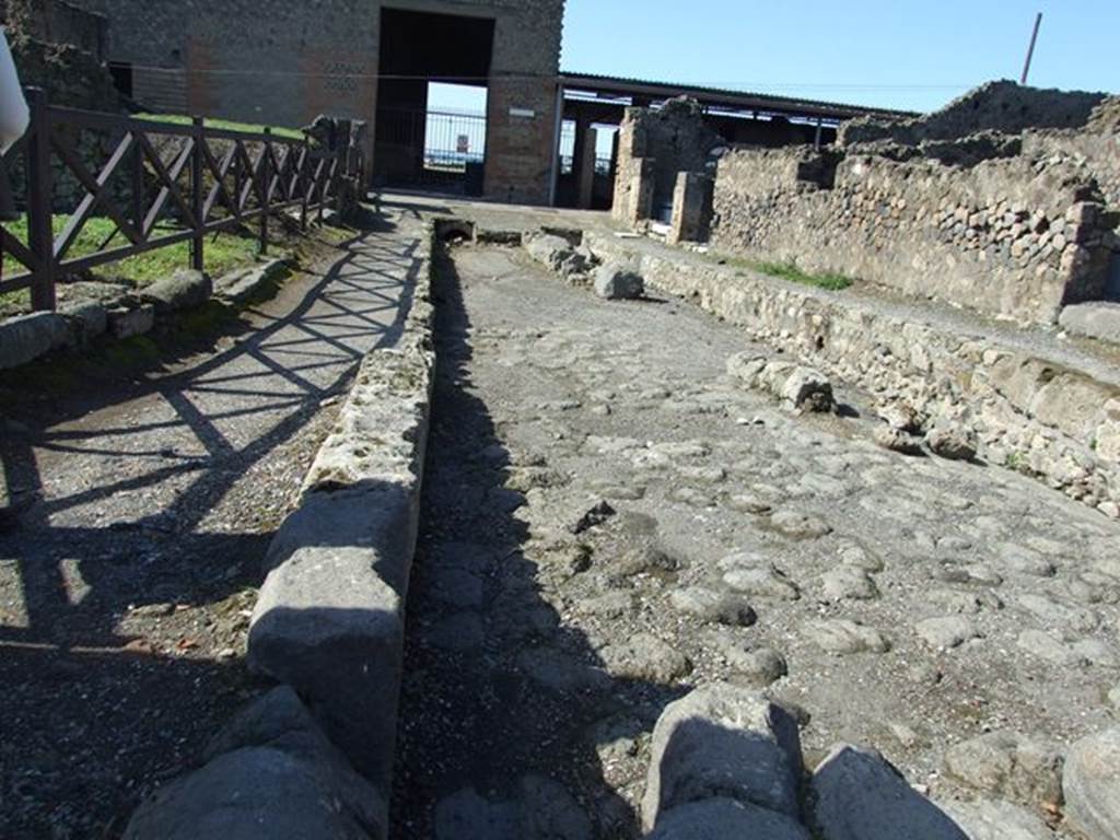 VI.4.10 Pompeii. March 2009. Looking west towards the end of Via delle Terme, where it joins Vicolo del Farmacista. VI.4.11 is the last entrance on the north side, and VI.4.10 is the smaller house entrance next to it.