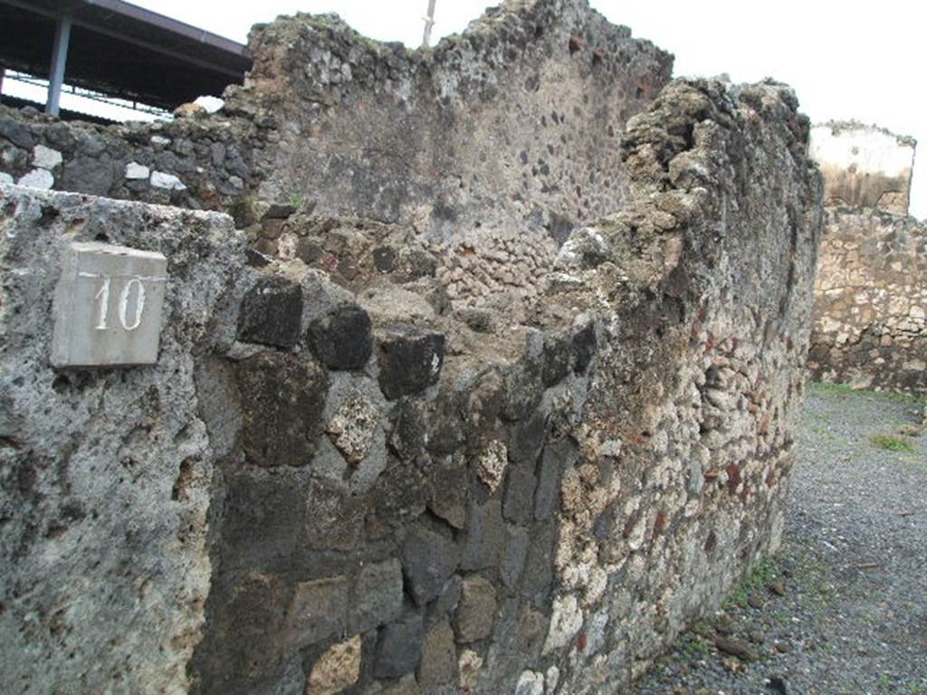 VI.4.10 Pompeii. December 2005. House entrance and west wall of fauces.
According to Fiorelli, (he numbered this entrance as number 11) these two entrances (including the adjacent shop at number 12), were part of the same property. The place was so ruined, (by Fiorelli’s time), it was not possible to conjecture what it was originally. See Pappalardo, U., 2001. La Descrizione di Pompei per Giuseppe Fiorelli (1875). Napoli: Massa Editore. (p.53)
