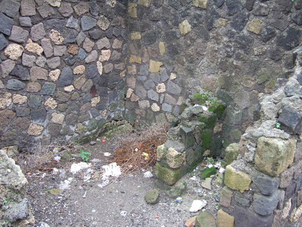 VI.4.10 Pompeii. December 2005. Kitchen on east side of entrance fauces.