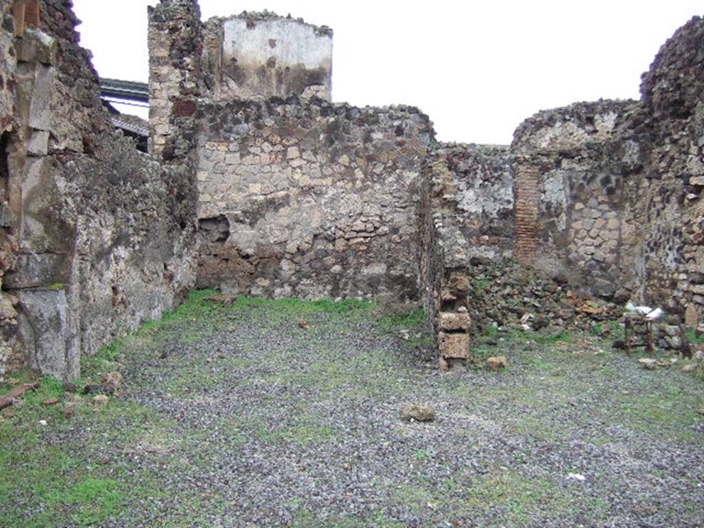 VI.4.10 Pompeii. December 2005. Looking north to rear rooms. On the left a tablinum, on the right a room with entrance to a lightwell or lightyard.
