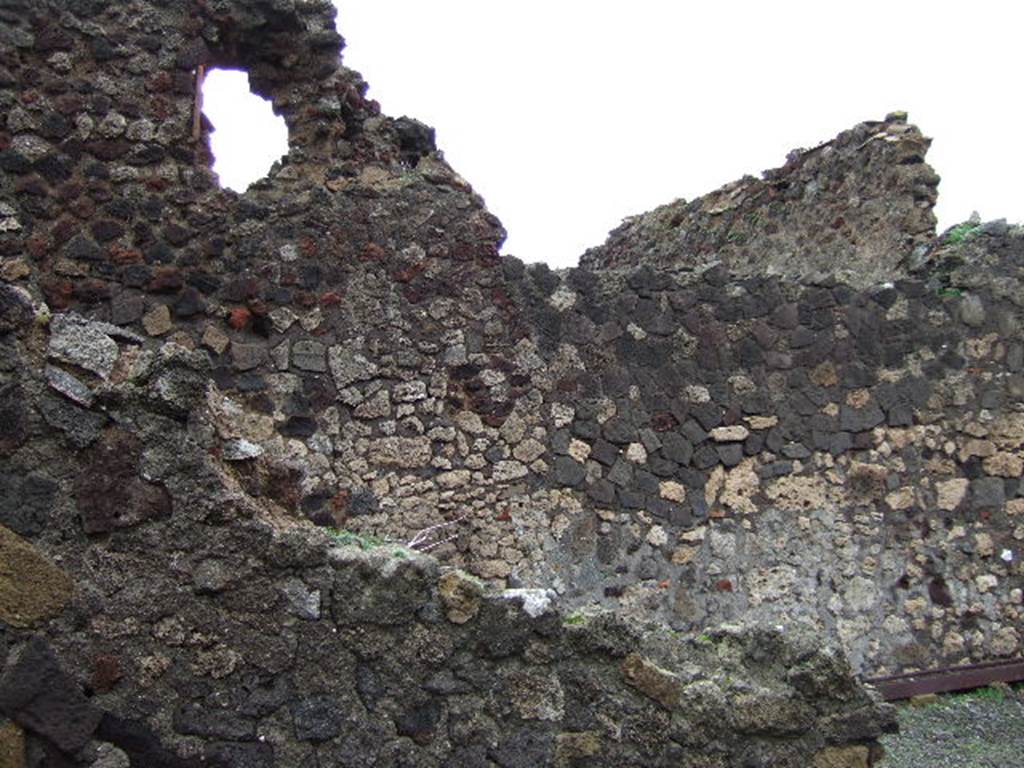 VI.4.10 Pompeii. December 2005. East wall of tablinum with east wall of atrium, at rear.