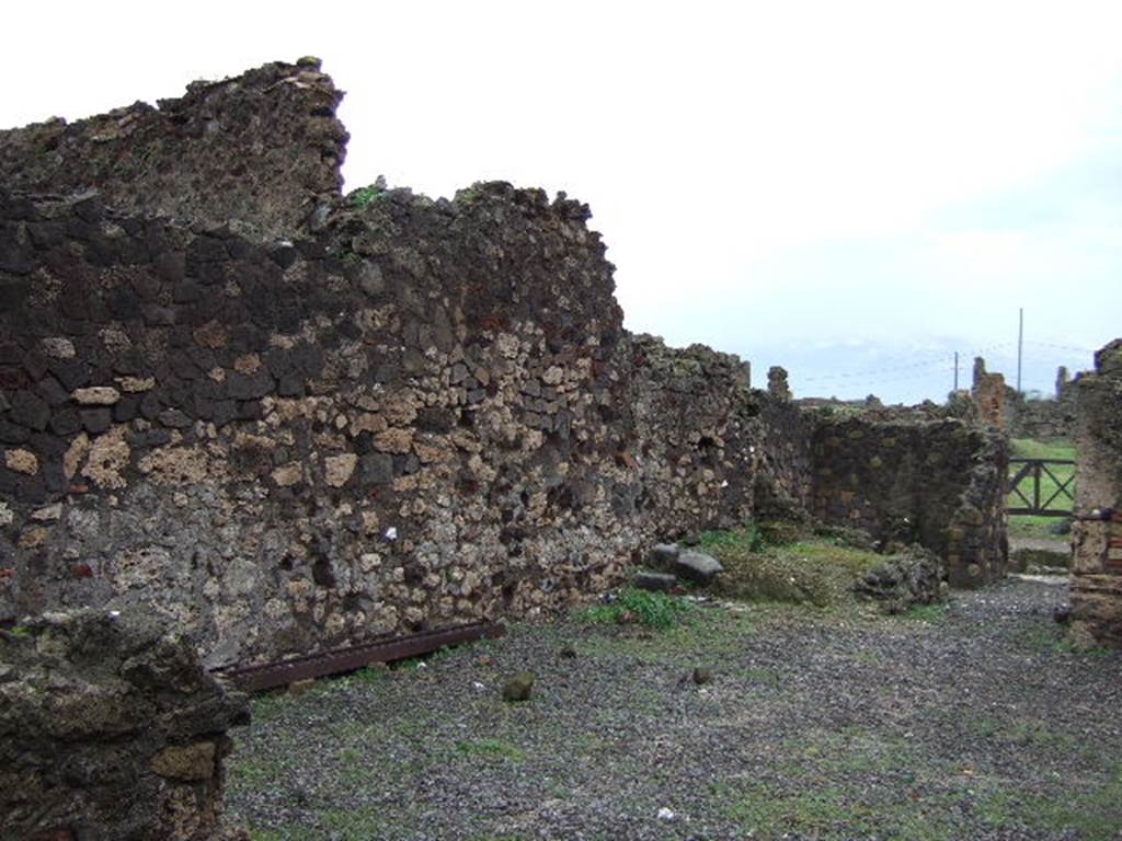VI.4.10 Pompeii. December 2005. East wall of atrium, looking south towards entrance.