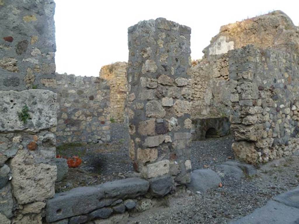 VI.5.1 and VI.5.2 Pompeii. May 2011. Entrance doorways. The doorway to VI.5.2 is on the right.