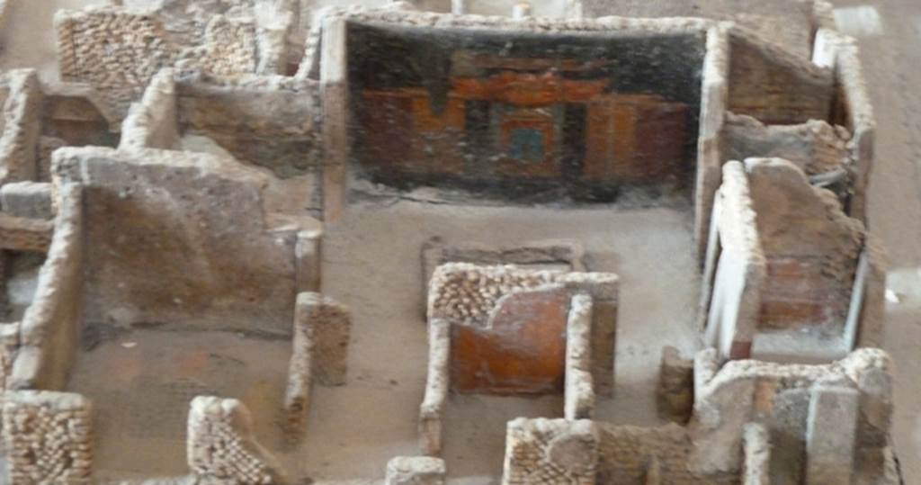 VI.5.3 Pompeii. May 2010. Detail from model in Naples Archaeological Museum. Looking south towards atrium. On the lower left would be our room 5 the triclinium with window, then our room 3 the north ala, room 4 the cubiculum, and other cubiculum room 2.