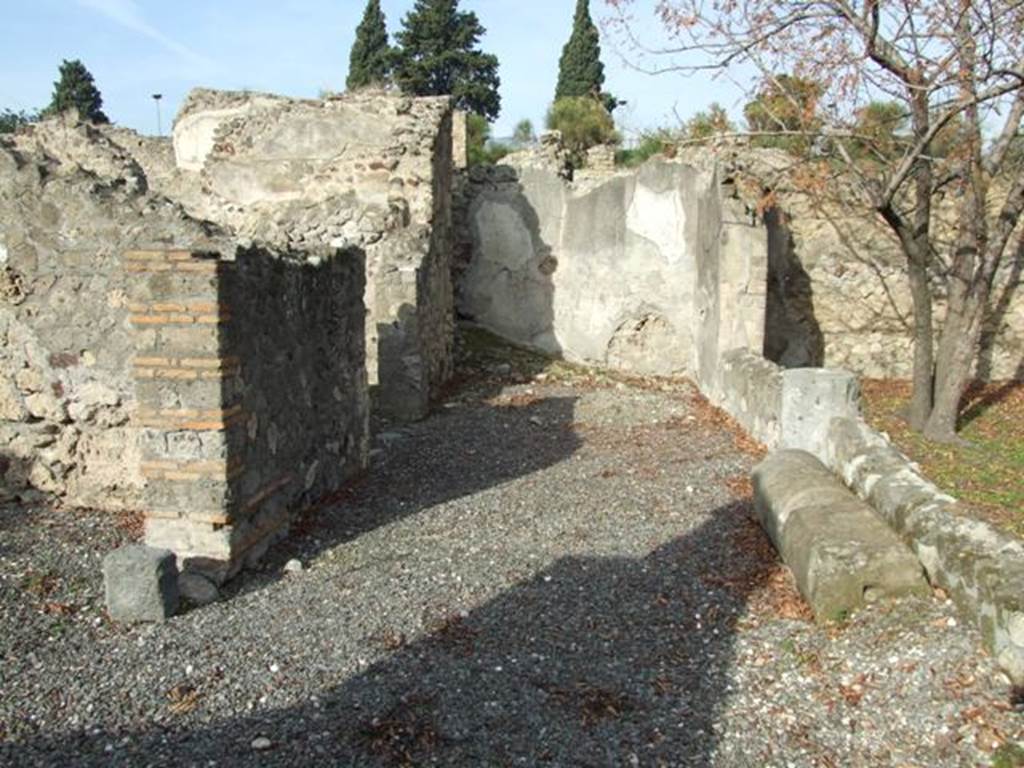 VI.5.4 Pompeii. December 2007. Room 7, walkway at rear of tablinum, looking north. According to Fiorelli, this was a covered walkway supported by two columns, overlooking the garden. This walkway lead to an oecus and two repositories, one above the other. See Pappalardo, U., 2001. La Descrizione di Pompei per Giuseppe Fiorelli (1875). Napoli: Massa Editore. (p.54)