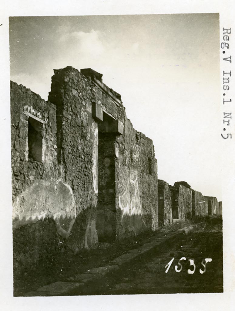 VI.5.4 Pompeii but shown as V.1.5 on photo. Pre-1937-39.
Looking south to entrance doorways on Vicolo di Modesto.
Photo courtesy of American Academy in Rome, Photographic Archive. Warsher collection no. 1535.