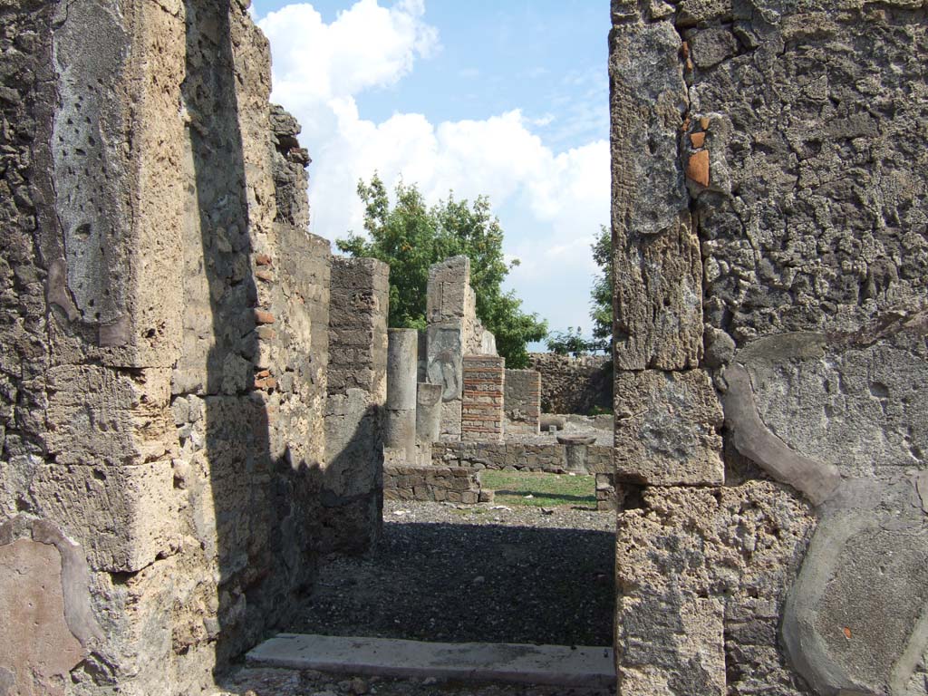 VI.5.4 Pompeii. September 2005. Doorway with corridor to atrium.