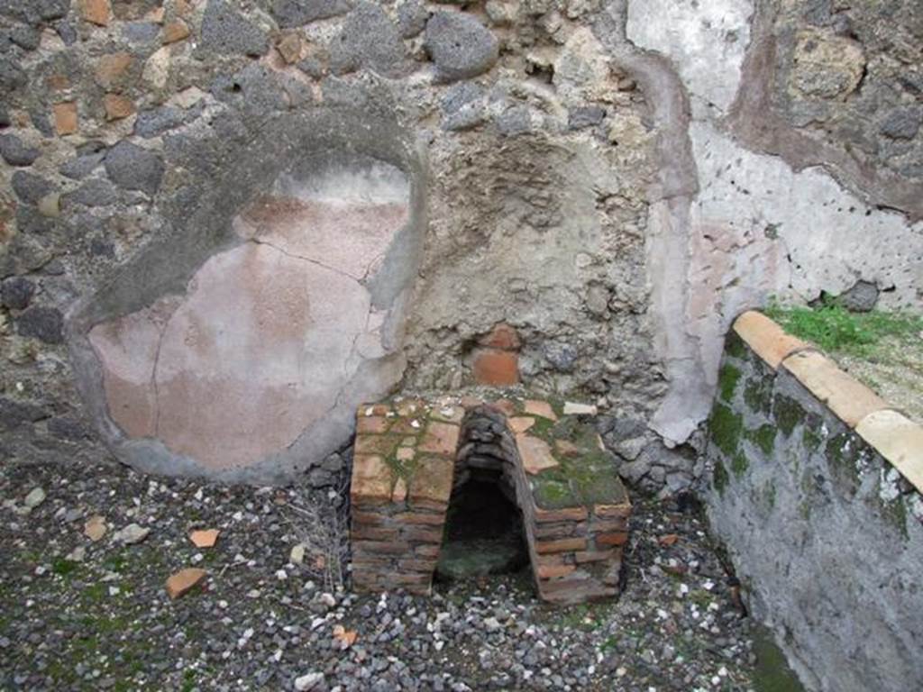 VI.5.4 Pompeii. December 2007. Room 1, latrine near west wall of kitchen. According to Hobson, most of the latrine construction is of mixed stone and mortar. In the case above though, brick construction probably of the first century CE is identifiable. See Hobson, B., 2009. Latrinae et foricae: Toilets in the Roman World. London; Duckworth. (p.165) He also said this latrine constructed of brick may be a late addition to the house. See Hobson, B. 2009. Pompeii, Latrines and Down Pipes. Oxford, Hadrian Books, (p.208)
