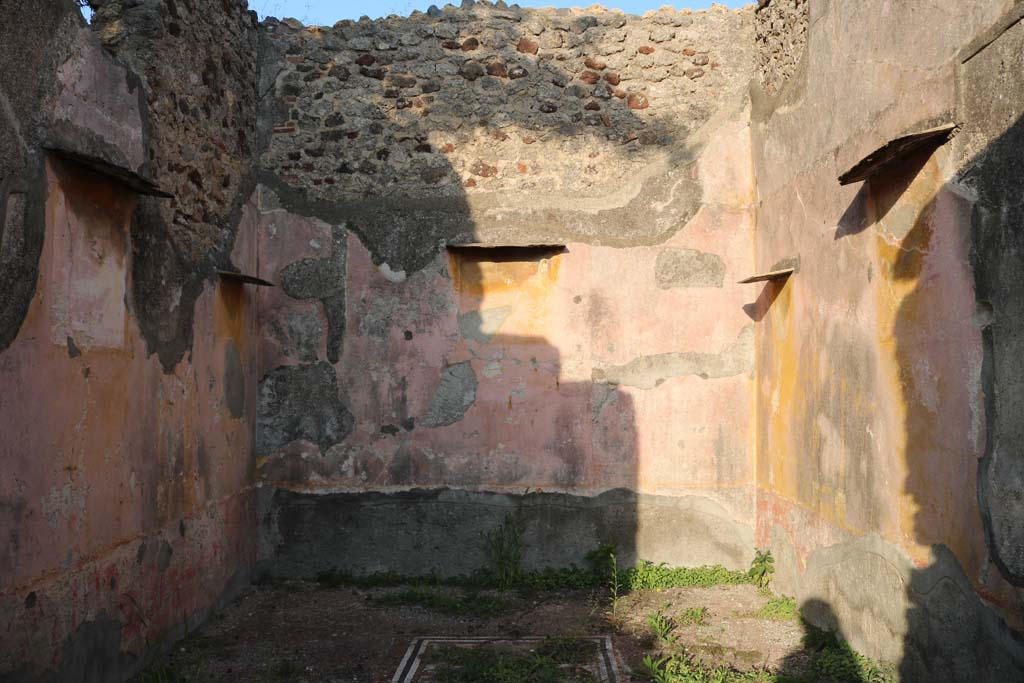 VI.5.5 Pompeii. December 2018.
Looking east across triclinium to the left behind the peristyle, in the north-east corner. Photo courtesy of Aude Durand.