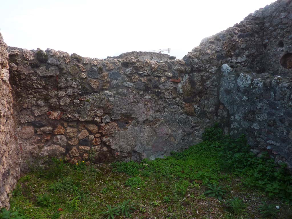 VI.5.9 Pompeii. November 2021. Looking towards south wall of room next to triclinium, and at rear of stairs. Photo courtesy of H�l�ne Dessales.