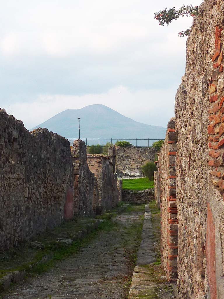 VI.5.8 and 9 Pompeii, on right. November 2021.
Looking north in Vicolo di Modesto, between VI.2 and VI.5. Photo courtesy of Hélène Dessales.