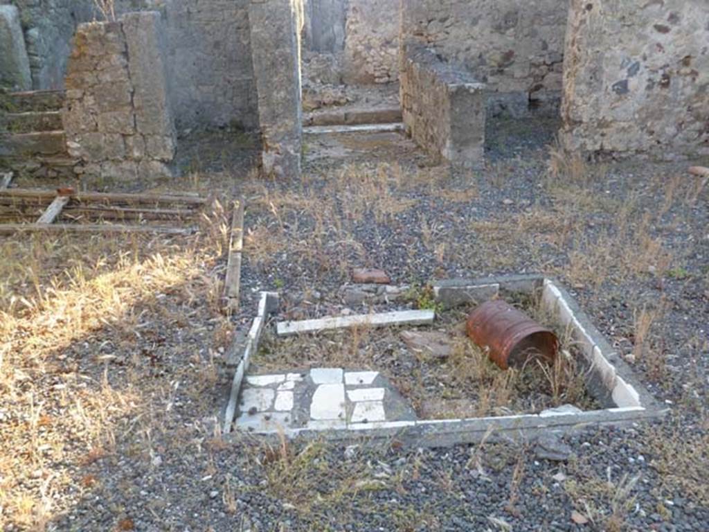 VI.5.9 Pompeii. May 2011. Looking west across impluvium in atrium, towards entrance doorway, in centre. According to Fiorelli, on both sides of the entrance corridor were bedrooms, the one on the left also included the stairs.