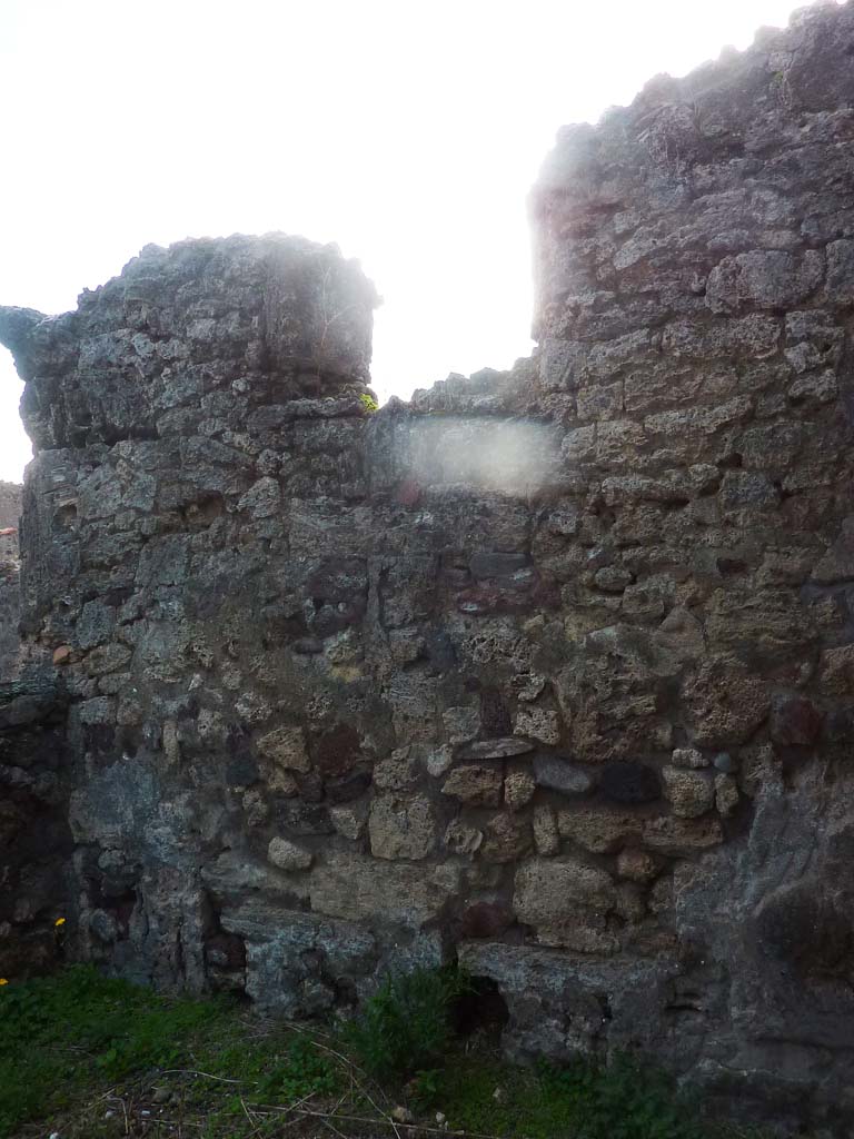 VI.5.9 Pompeii. November 2021.
Detail of west wall of cubiculum with window, on north side of entrance corridor. Photo courtesy of Hélène Dessales.