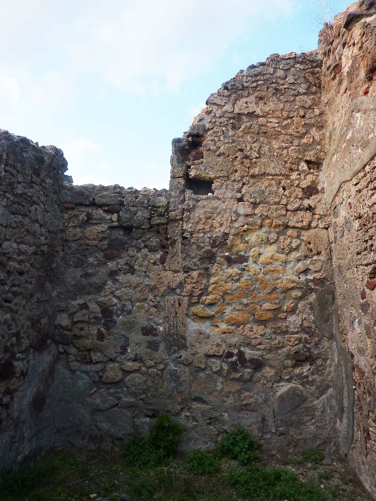 VI.5.9 Pompeii. November 2021.
Looking towards north wall in cubiculum, on north side of entrance corridor. Photo courtesy of Hélène Dessales.