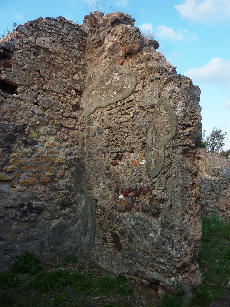 VI.5.9 Pompeii. November 2021.
Looking towards north-east corner, with doorway to atrium, on right. Photo courtesy of Hélène Dessales.