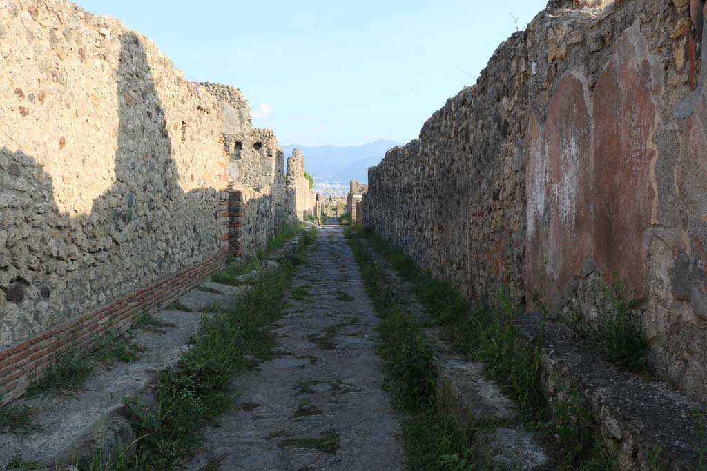 VI.5.10 Pompeii, on left. December 2018.
Looking south along Vicolo di Modesto, from outside front façade. Photo courtesy of Aude Durand