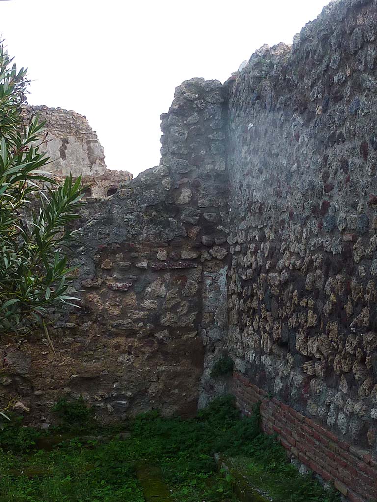 VI.5.10 Pompeii. November 2021.
Looking towards south-west corner of peristyle. Photo courtesy of Hélène Dessales.