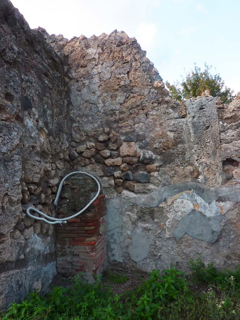VI.5.10 Pompeii. November 2021.
North-west corner of peristyle, on north side of entrance doorway. Photo courtesy of Hélène Dessales