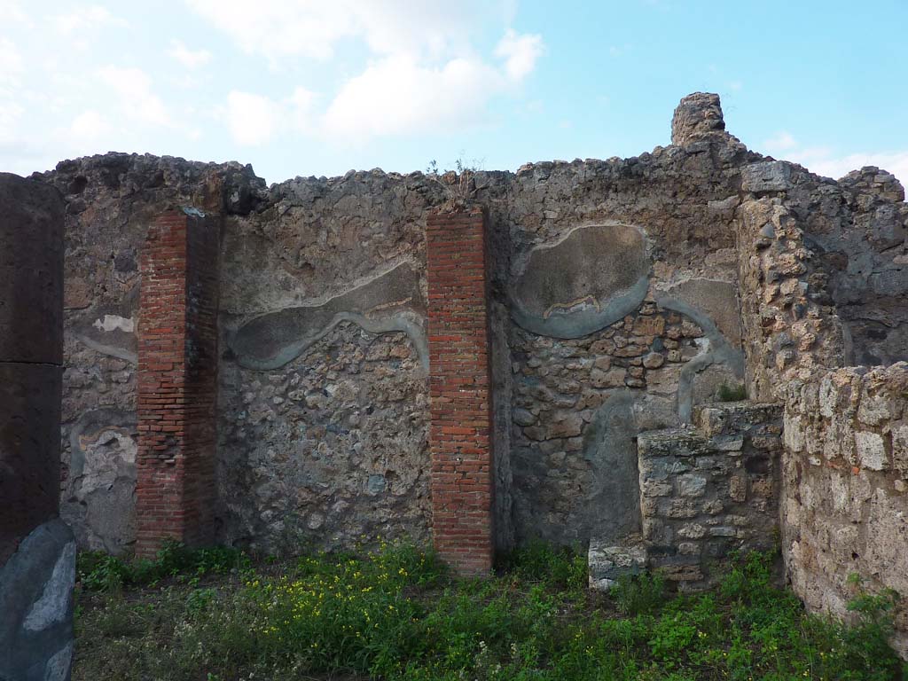 VI.5.10 Pompeii. November 2021. Looking towards steps in north-east corner of peristyle. Photo courtesy of Hélène Dessales.