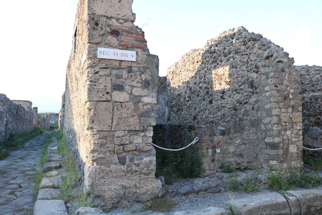 VI.5.12 Pompeii. December 2018.
Looking north towards entrance doorway on corner of Vicolo di Modesto, on left, at junction with Vicolo di Mercurio. Photo courtesy of Aude Durand.