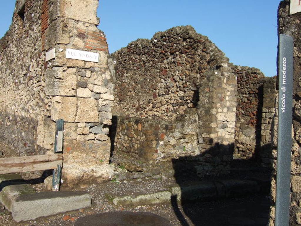 VI.5.12 Pompeii. December 2005. Looking towards entrance doorway on corner of Vicolo di Mercurio and Vicolo di Modesto.