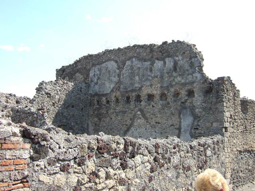 VI.5.14 front of picture (on left) and VI.5.13 at rear of large surviving wall (on right).
Photo taken from Vicolo di Modesto, looking east towards north-west exterior corner of VI.5.14. September 2005.