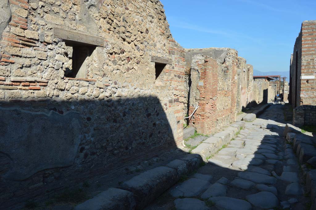 VI.5.16 Pompeii. October 2017. Looking east to entrance doorway, in centre, on Vicolo di Mercurio.
Foto Taylor Lauritsen, ERC Grant 681269 DÉCOR.