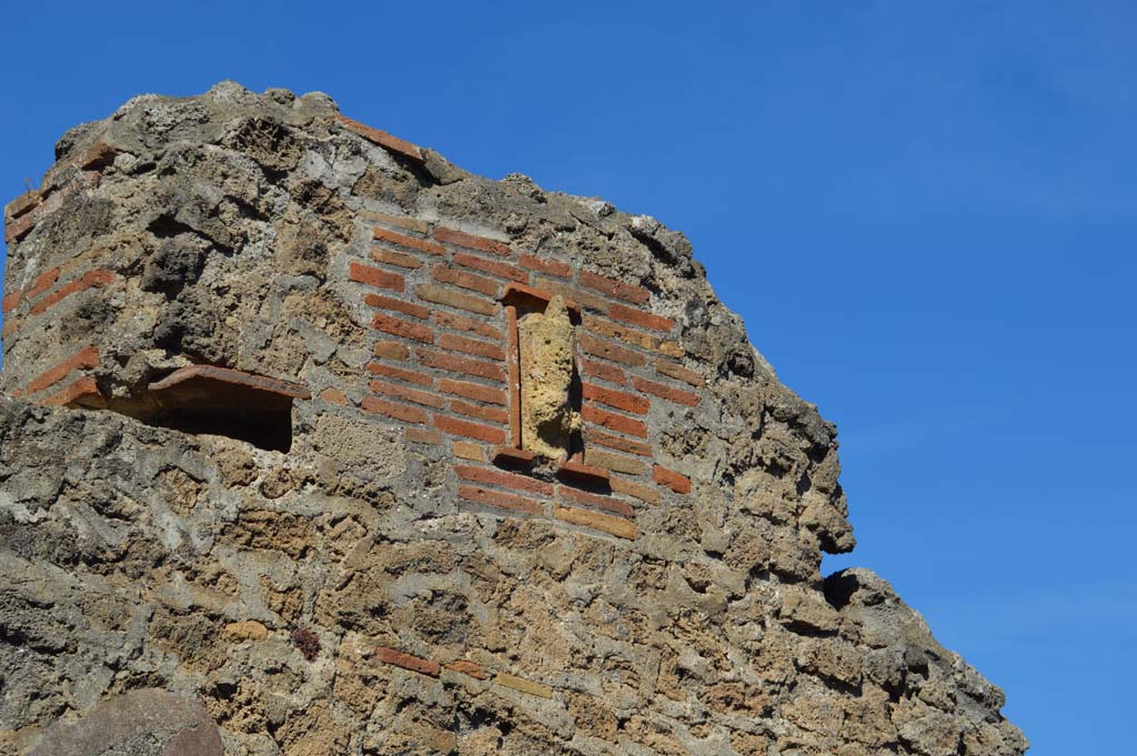 VI.5.16 Pompeii. October 2017. Phallus plaque on upper front façade on Vicolo di Mercurio.
Foto Taylor Lauritsen, ERC Grant 681269 DÉCOR.