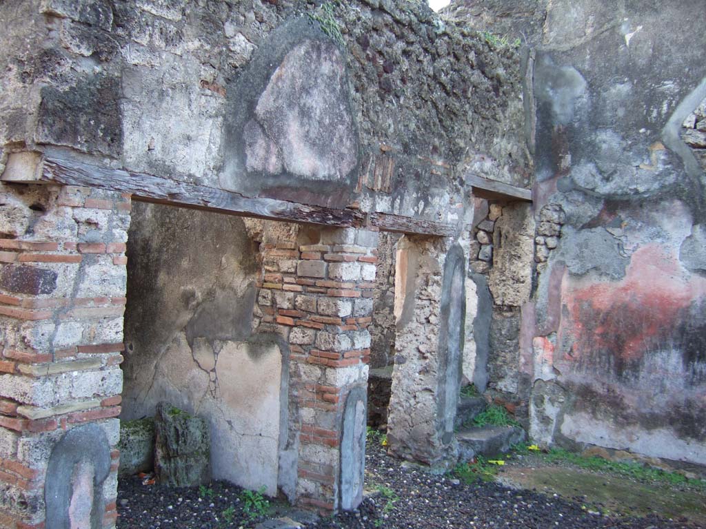 VI.5.16 Pompeii. December 2005. Doorways to rooms on south side of atrium.