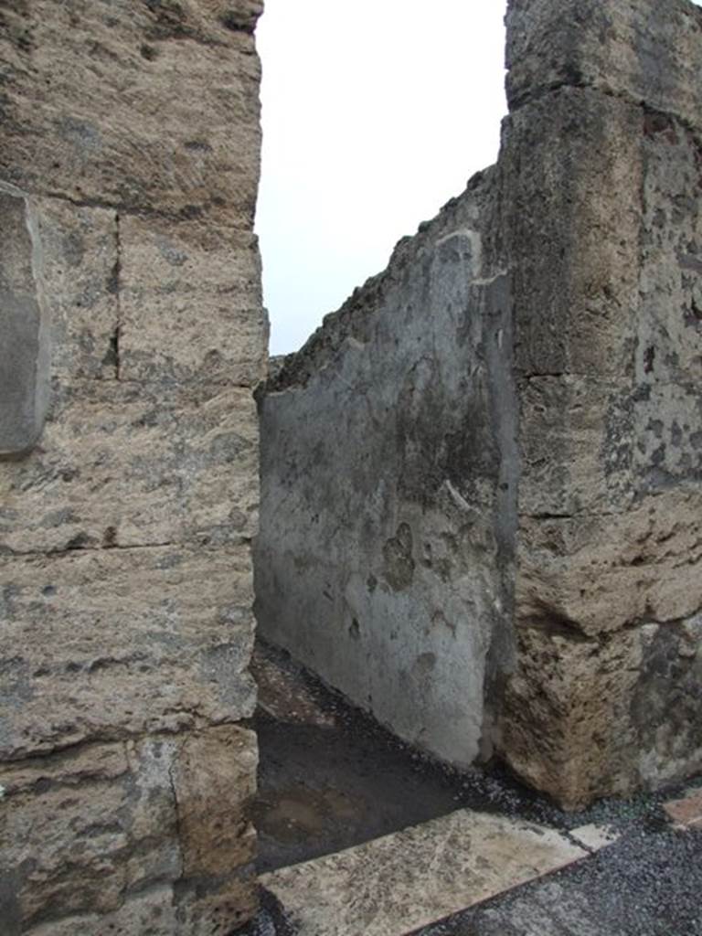 VI.6.1 Pompeii. December 2007. Doorway to room 7, a corridor on east side of tablinum.