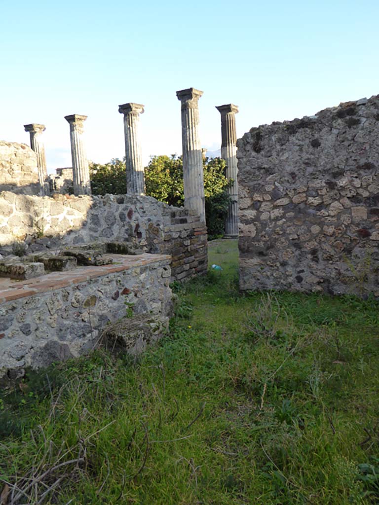 VI.6.1 Pompeii. January 2017.
Room 16, looking south through doorway in kitchen area towards north-west corner of peristyle.
Foto Annette Haug, ERC Grant 681269 DÉCOR.