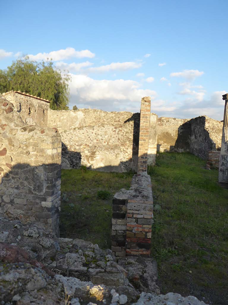 VI.6.1 Pompeii. January 2017.
Looking east along north portico, towards doorway to room 19 from room 18.
Foto Annette Haug, ERC Grant 681269 DÉCOR.
