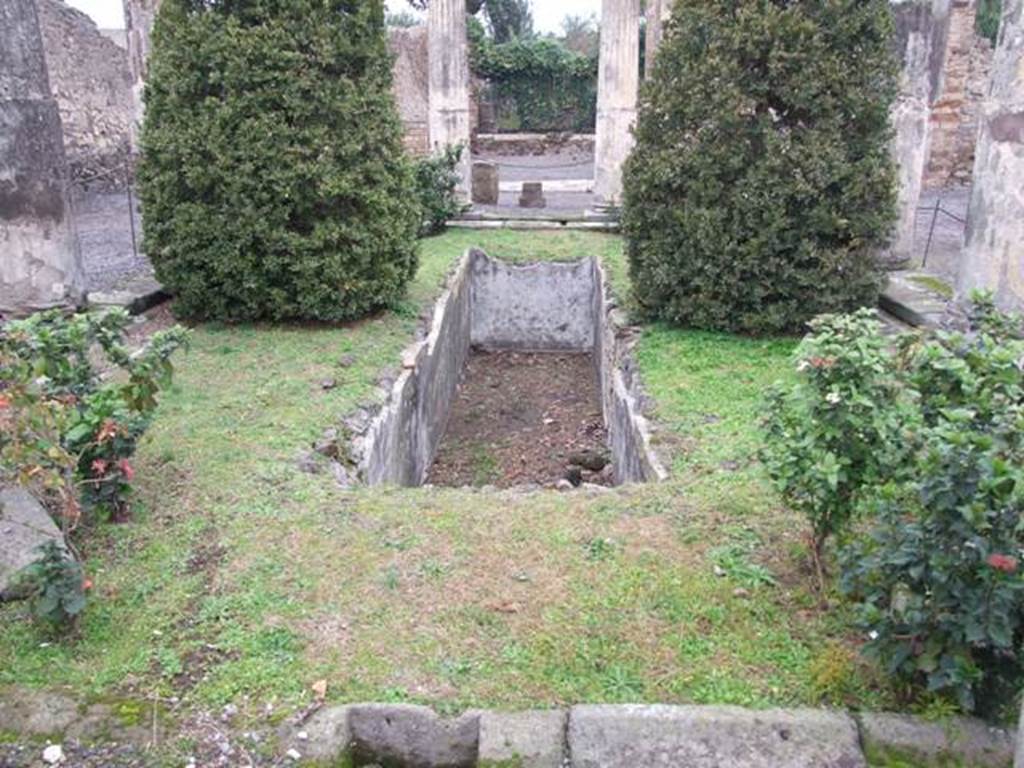 VI.6.1 Pompeii. December 2007. Looking north across pool in peristyle towards exedra at rear. According to Jashemski, the large pool had plants and fishes painted on its blue walls, and a jet rising in the centre. See Jashemski, W. F., 1993. The Gardens of Pompeii, Volume II: Appendices. New York: Caratzas. (p.127)